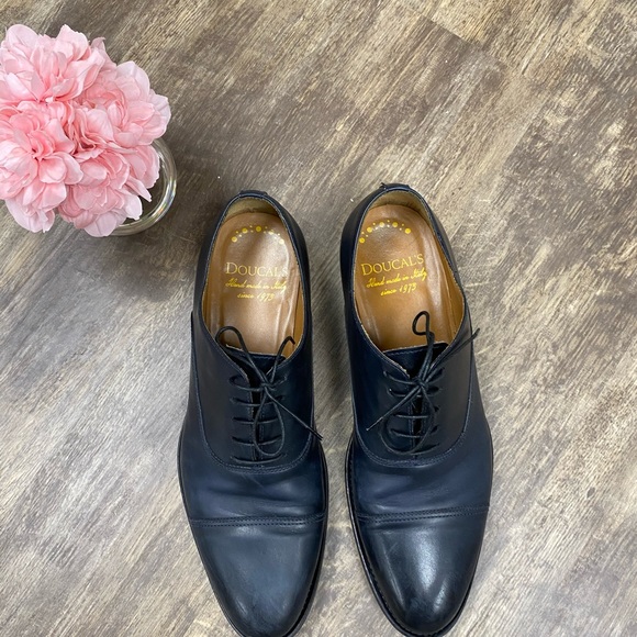 Doucal’s Classic Oxford Dress Shoes with Smooth Leather and Rounded Toe - Picture 11 of 16